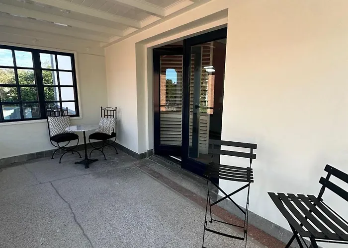 Romantic Rouge - With Round Bath 酒店