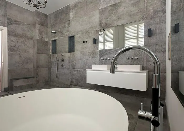 Romantic Rouge - With Round Bath 3* 海牙