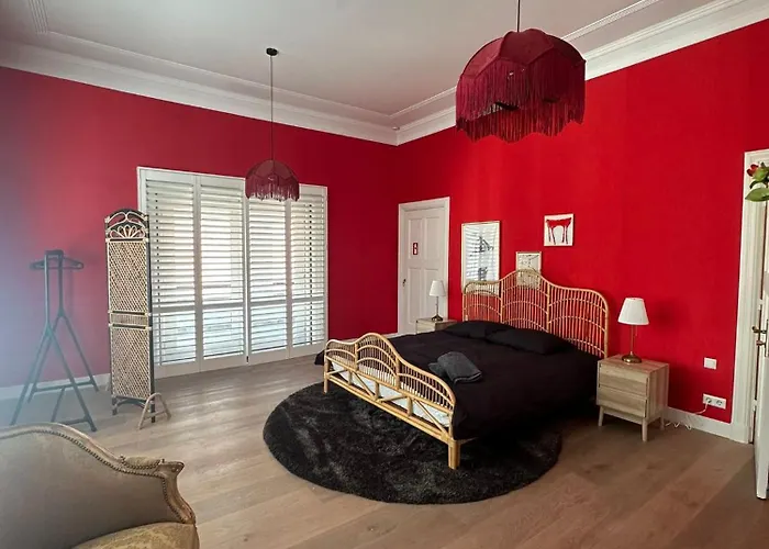 Romantic Rouge - With Round Bath 海牙