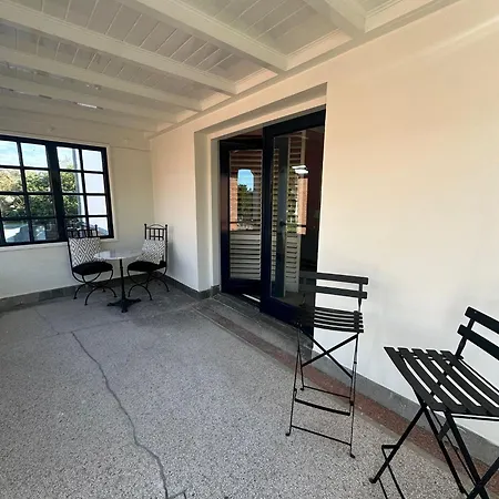 Romantic Rouge - With Round Bath Отель