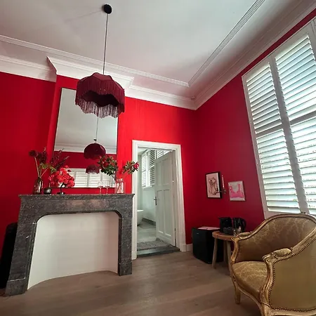 Отель Romantic Rouge - With Round Bath Гаага