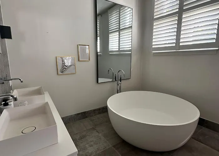 Romantic Rouge - With Round Bath Отель