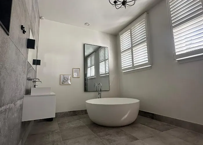 Romantic Rouge - With Round Bath Hotel