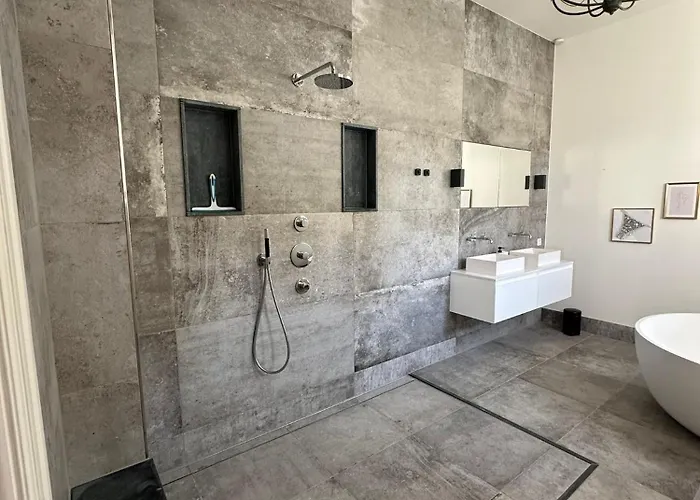 Romantic Rouge - With Round Bath Hotel 3*