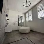 Romantic Rouge - With Round Bath Hotel