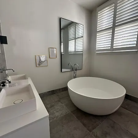 Romantic Rouge - With Round Bath Отель