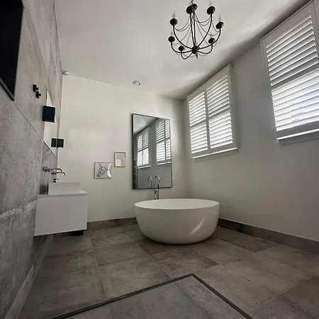 Romantic Rouge - With Round Bath Отель