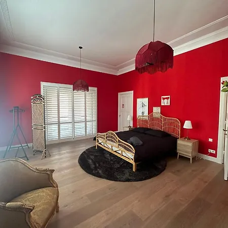 Romantic Rouge - With Round Bath La Haye